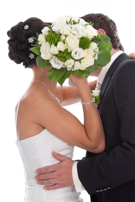 Beijando Escondido - Beijando Os Noivos Escondidos Atrás Do Ramalhete Da Noiva Isolado Sobre ...