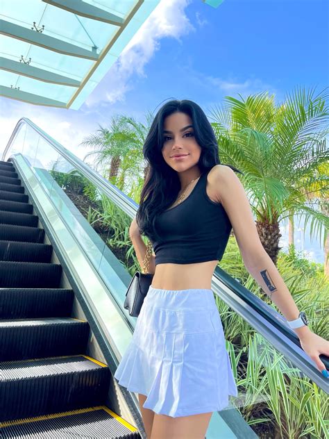 feelin’ pretty on an escalator 💕 : u/jannahho