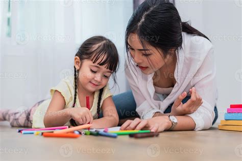 mamá enseñando a su hija a dibujar en la clase de arte. volver al