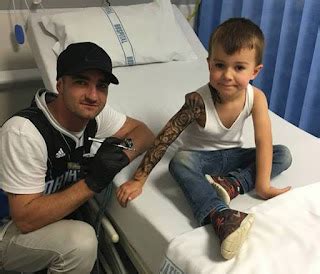 dosis de tinta  tatuador utiliza su don  apoyar  los mas pequenos