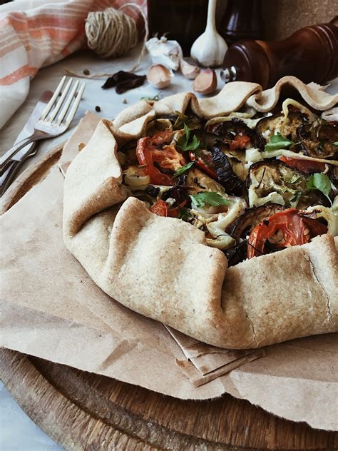 Ржаная галета с овощами.