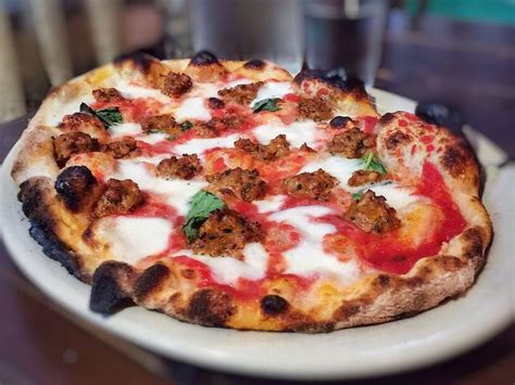 What Is A Pinsa Pizza? Here's What You Need To Know About This Food Trend