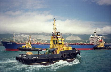 A yellow and black tug boat in the water photo – Free 35mm Image on