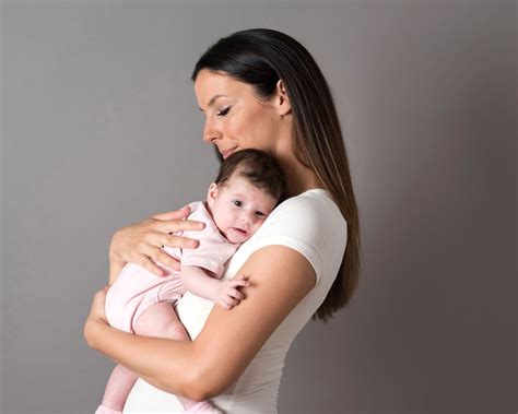 Mulher Com Bebe No Colo