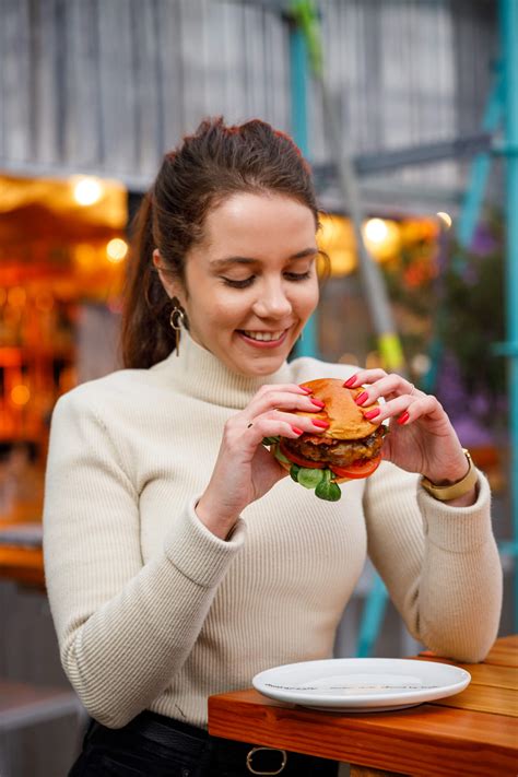 Manifesto Market - Pay attention to the people inside and outside