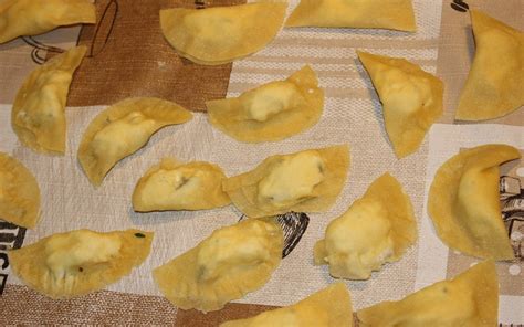 Пълнена паста с крема сирене и доматен сос • © Вкуси ме