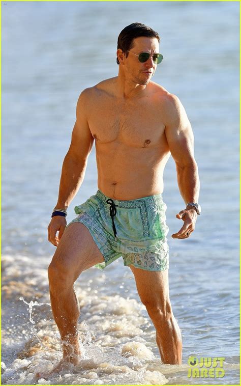 Mark Wahlberg Nu - Mark Wahlberg Goes Shirtless For His Holiday Beach Vacation: Photo ...