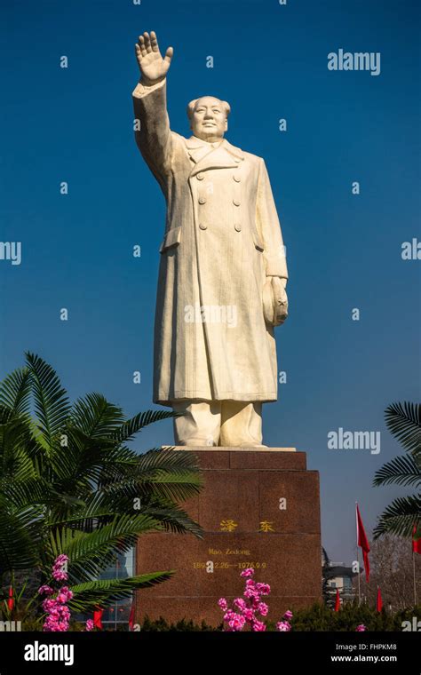 Mao Zedong statue in the square Stock Photo - Alamy