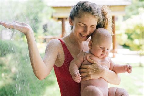 Дети купаются в ванной с родителями