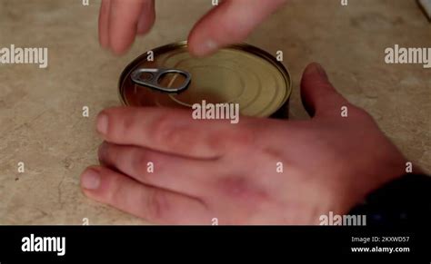 how to open a tuna can without can opener