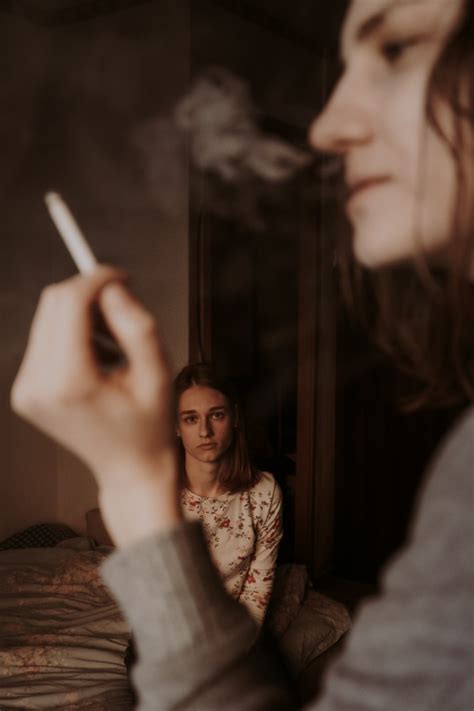 Создать мем "курящие девушки подростки, женщина с сигаретой, курение ...