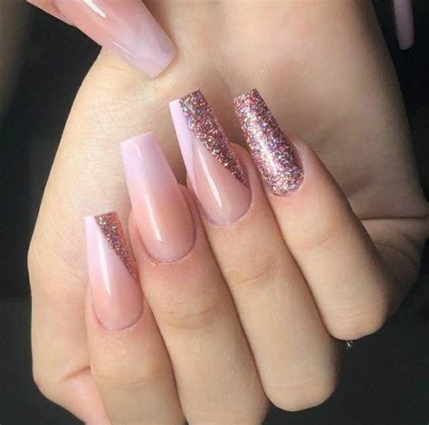 Uñas acrílicas tono rosa y brillo