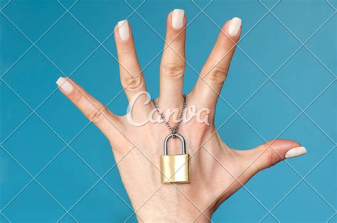 Locked hand - Photos by Canva