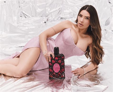 Dania Méndez Lanza su Primer Perfume de Lujo en Colaboración con