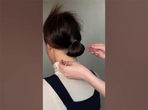 Гладкий пучок из кудрявых волос #прически #макияж #прическисамойсебе # ...