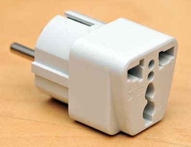 KABLAR & ADAPTRAR : 220v Euro-plug universal adapter, white - Låga ...