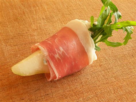 Вкуснотека: Коктейлни хапки с круша, мус от синьо сирене и прошуто