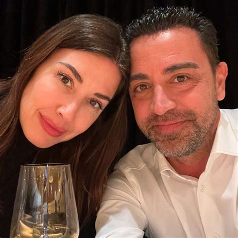 Núria Cunillera muestra qué mira Xavi por TV antes del partido contra