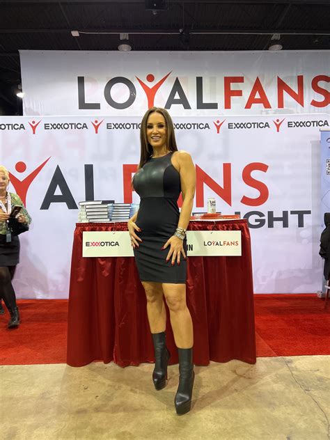 TW Pornstars - 2 pic. Lisa Ann. Twitter. Day 1 @EXXXOTICA Chicago was