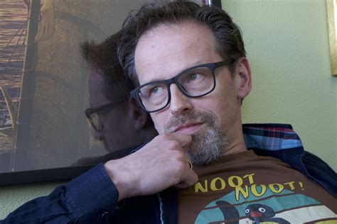 Provokunstner blev nøgenvisiteret og isoleret: Nu er der nyt i sagen