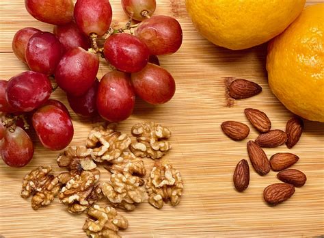 Quick lunch: Fruit and nuts (low FODMAP) — IBS Game Changer