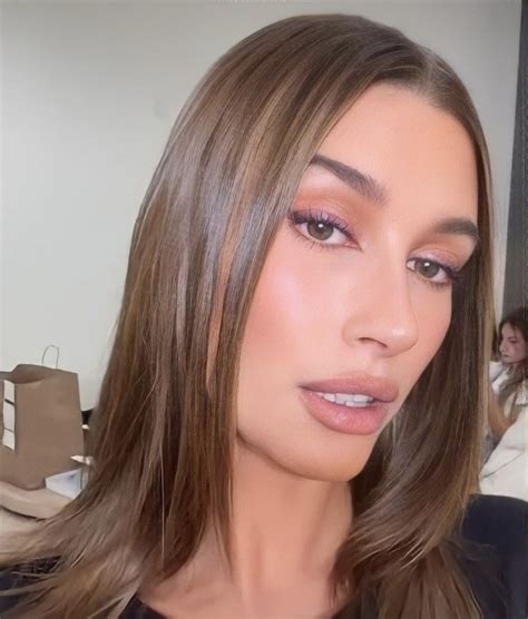 Hailey Bieber Makeup Brown Eyeliner, Brown Lipstick, Eyeliner Looks ...