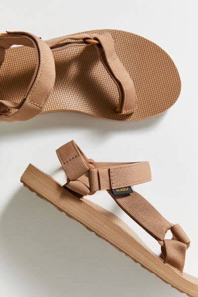 Teva Original Universal Sandal | Teva sandals outfit, Teva, Teva sandal