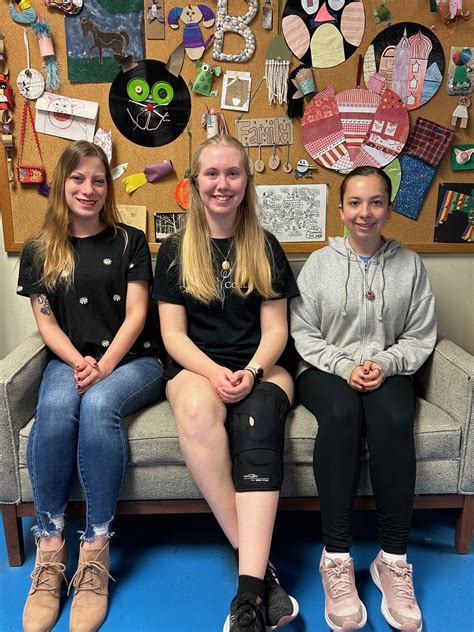 Pella - Central College students helper and Pella High School volunteer