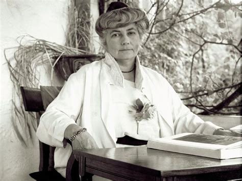 Елена Рьорих: Унизявайки жената, мъжът унизява себе си! – Лира