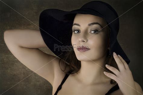 Фотография на тему Красивая девушка в шляпе | PressFoto