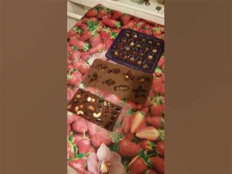 шоколадні цукерки та плитка шоколаду з цукатами та клюквою на подарунок ...
