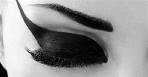 BEAUTY: Black Lips with Tutorial