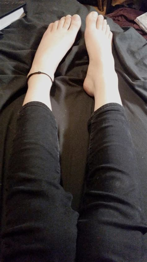 anyone into femboy feet? 😘 | Scrolller