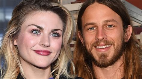 Frances Bean Cobain y Riley Hawk se casan, el cantante de R.E.M. oficia ...
