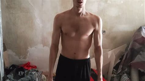 подъемы гантелей перед собой на переднюю дельту на плечи - YouTube