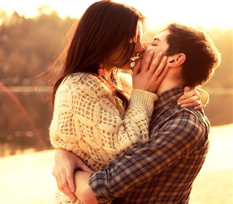 girlfriend  boyfriend kissing
