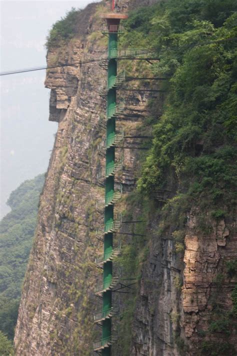 Лестница в горах Тайханшань в Китае | Scary places, Incredible places ...