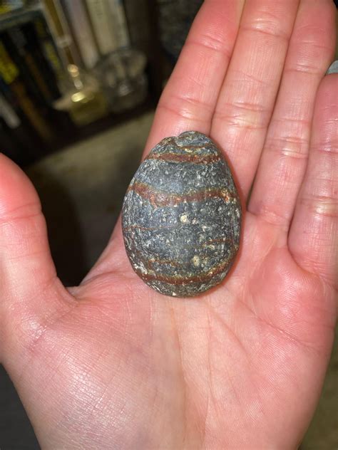 Basalt? What are the red/yellow veins? : r/whatsthisrock