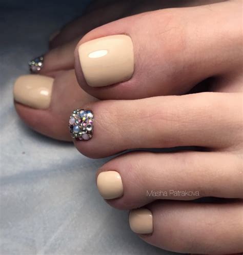 Нюдовый педикюр: 80+ нескучных идей для каждой красотки