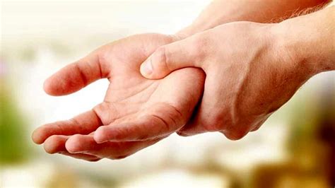 Formicolio alle mani: sintomi, cause, rimedi