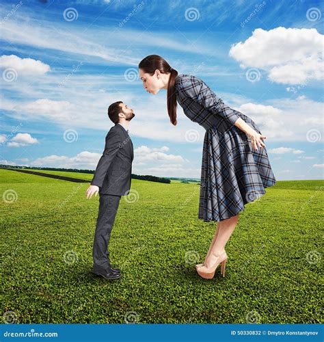 Mooie Vrouw Die De Kleine Mens Kussen Stock Foto - Image of landschap