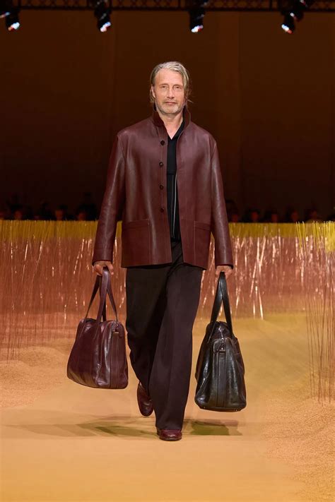 ZEGNA กับคอลฯ ฤดูร้อน 2025 บนฉากทุ่งลินนินที่พร้อมเก็บเกี่ยว
