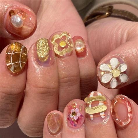 10 красивых идей весеннего маникюра на короткие ногти 🌷 | theGirl