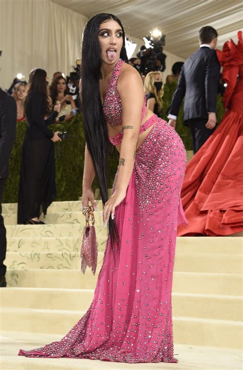 Lourdes Leon deslumbra con lencería de látex para desfile de Rihanna