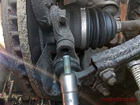 Снятие и замена шаровой опоры Hyundai Tucson I 2004 - 2010