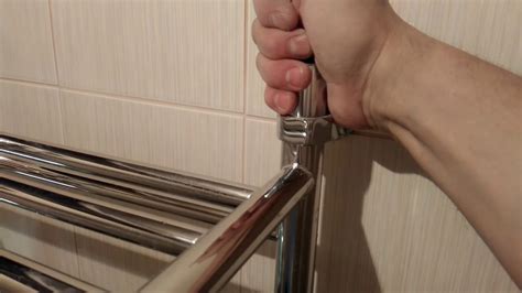 Стравливание лишнего воздуха из полотенцесушителя, через кран Маевского ...