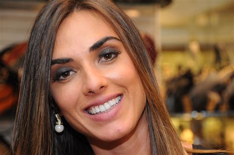 Nicole Bahls - Artistas Famosos e Celebridades no Clickgrátis