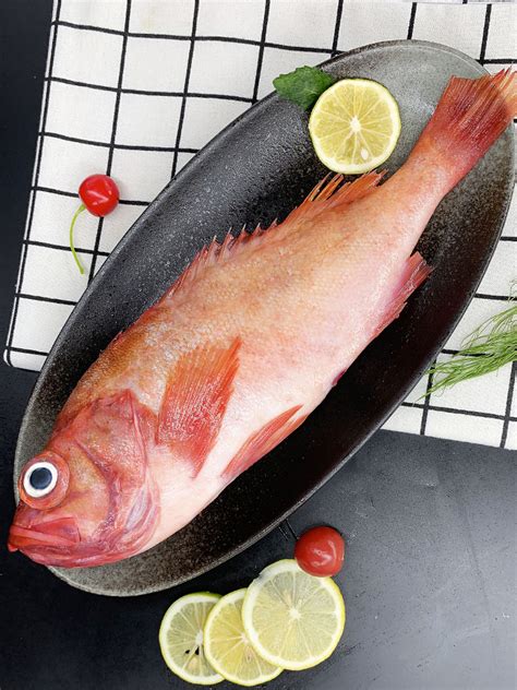Купить Пятнистая рыба Морской окунь, свежий охлажденный красный окунь ...