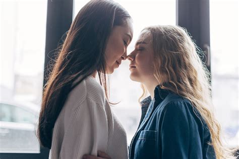 Couple De Lesbiennes Réunis S'embrasser | Photo Gratuite