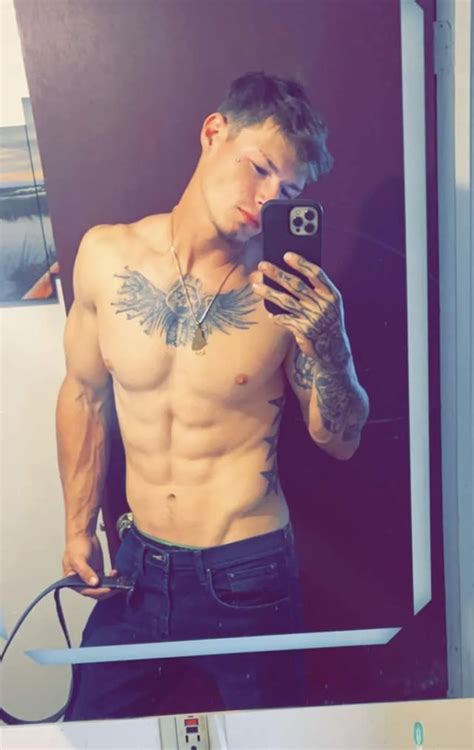 Qwin Vitale : r/ClothedMuscle